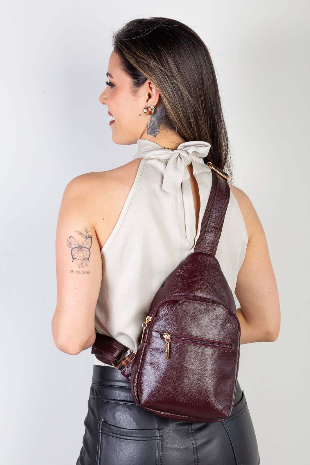 Mini mochila feminina transversal de couro liso Jenny - Enluaze