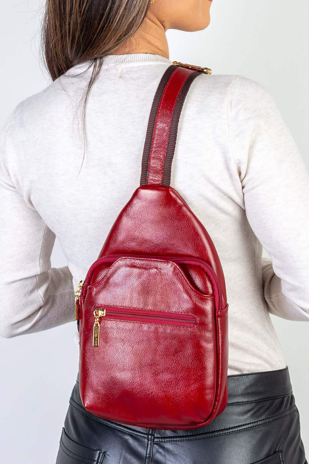 Mini mochila feminina transversal de couro liso Jenny - Enluaze