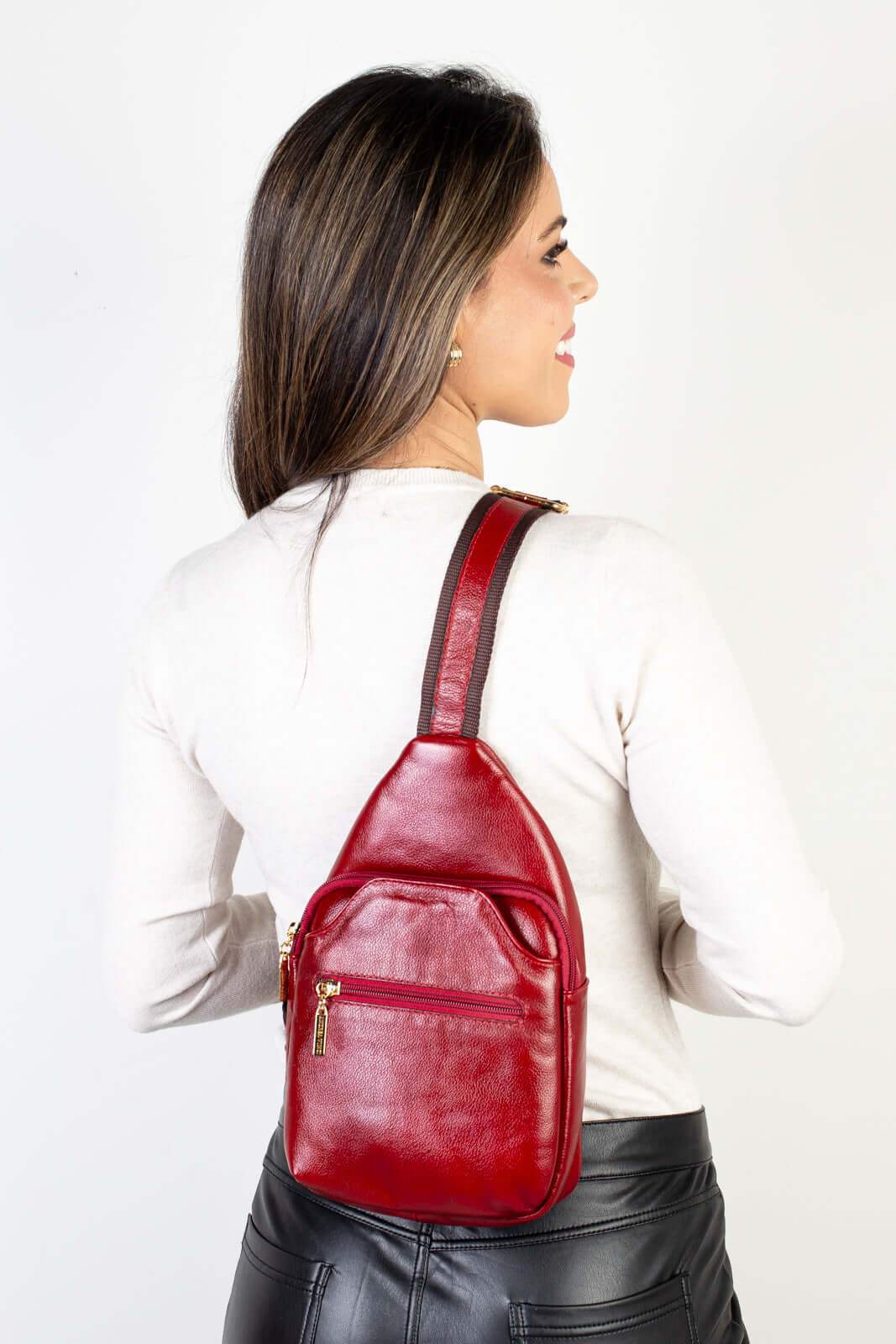 Mini mochila feminina transversal de couro liso Jenny - Enluaze