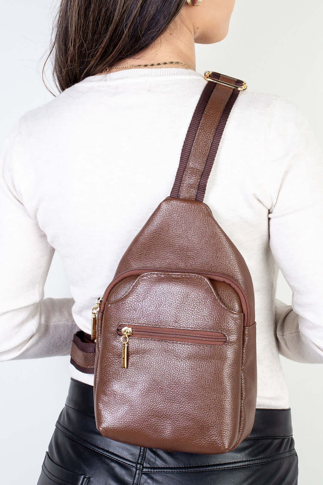 Mini mochila feminina transversal de couro liso Jenny - Enluaze