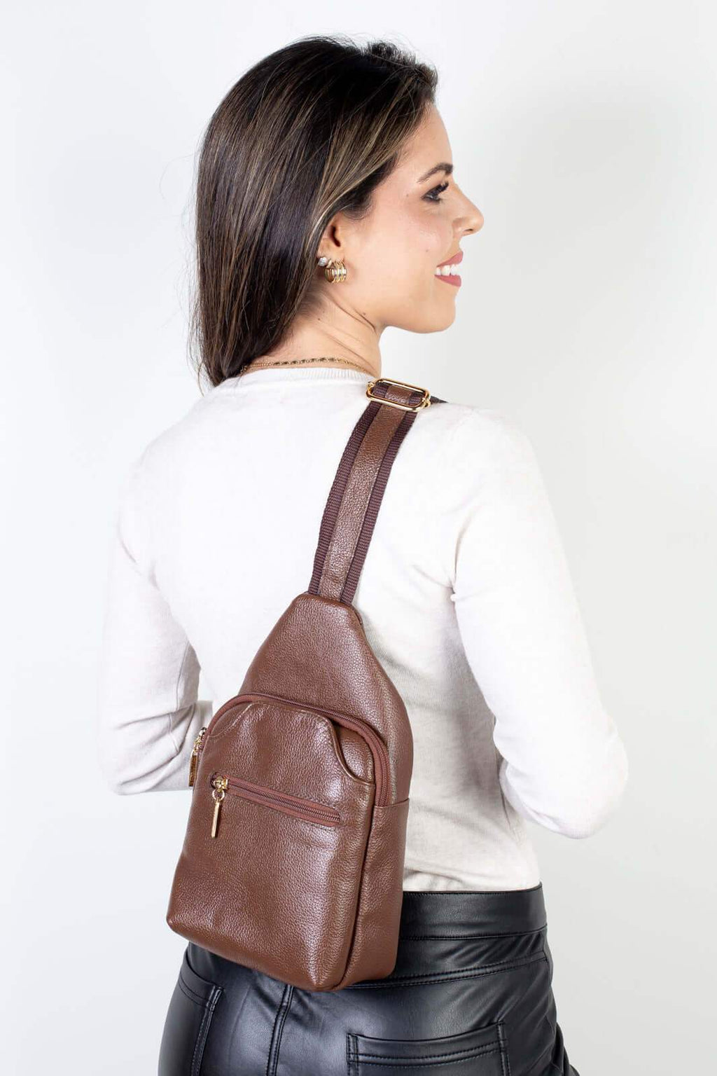 Mini mochila feminina transversal de couro liso Jenny - Enluaze