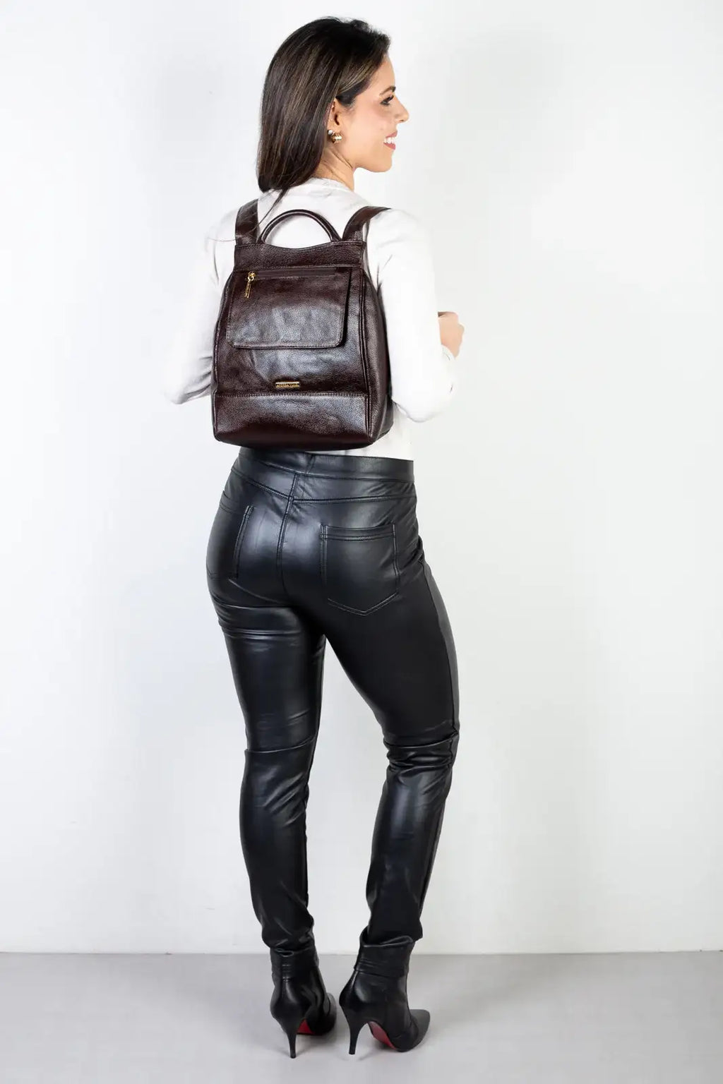 Mochila pequena antifurto couro liso Susan - Enluaze