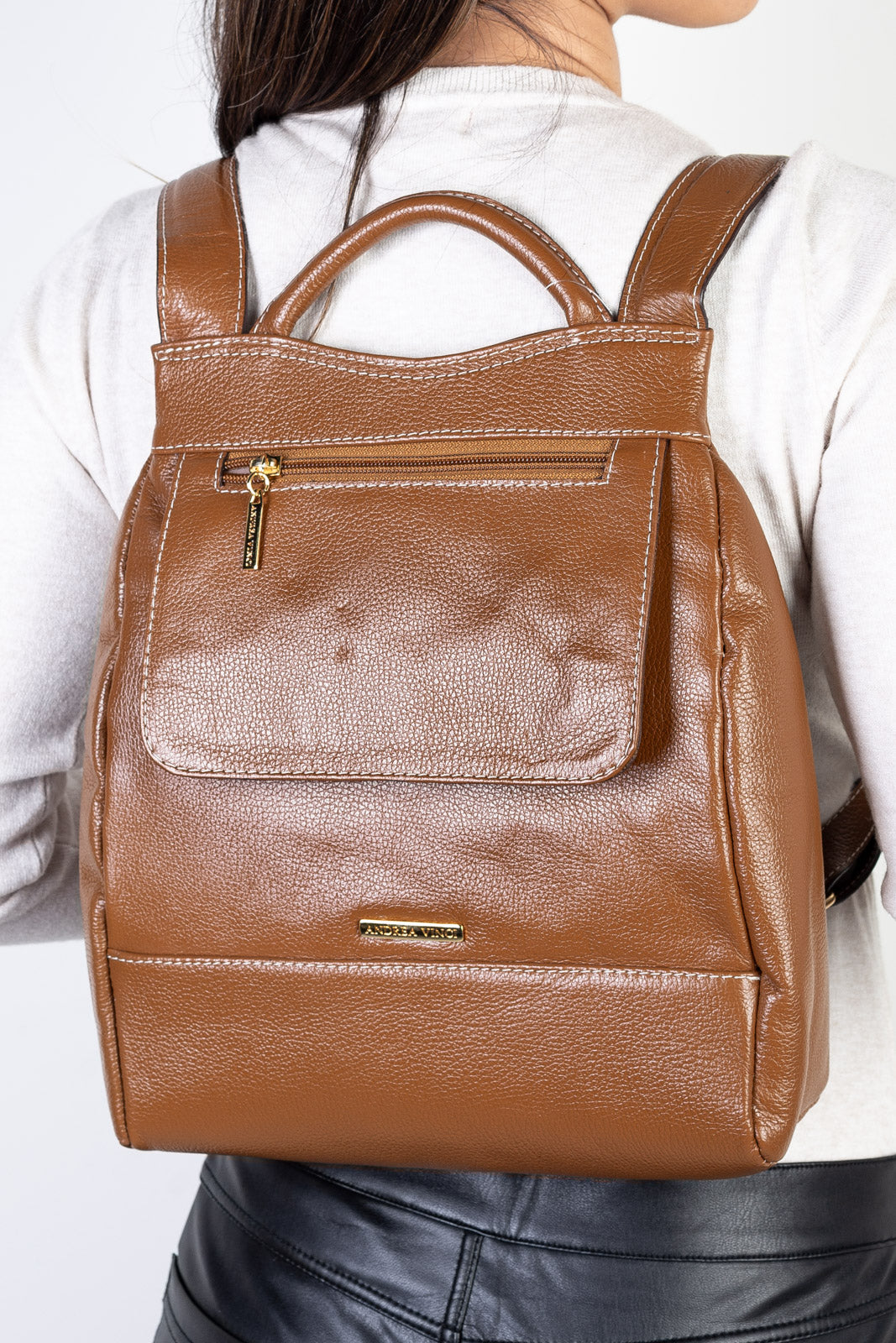 Mochila pequena antifurto couro liso Susan - Enluaze