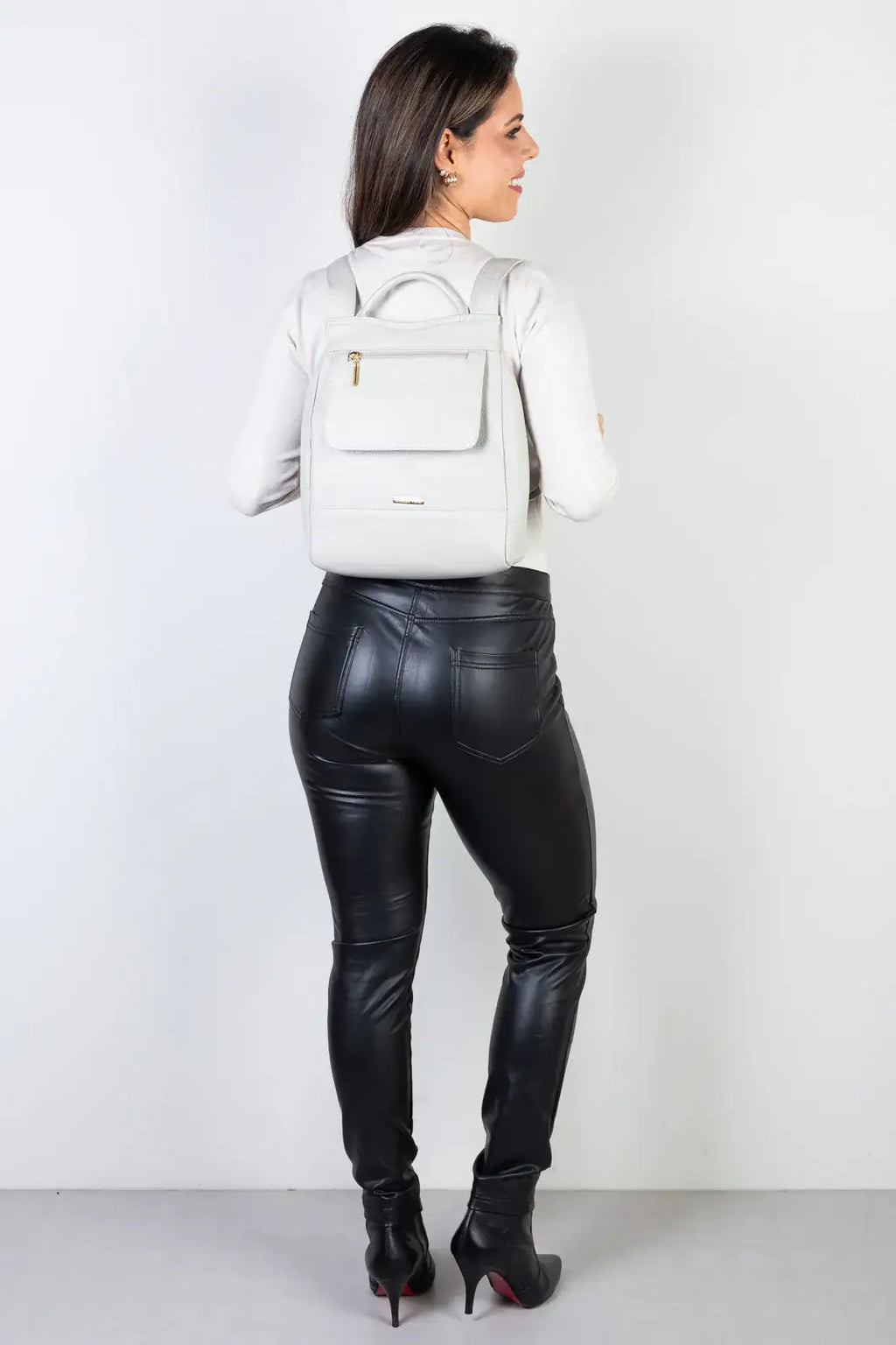 Mochila pequena antifurto couro liso Susan - Enluaze