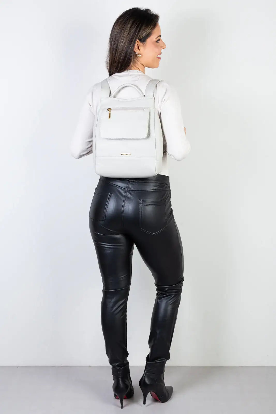 Mochila pequena antifurto couro liso Susan - Enluaze