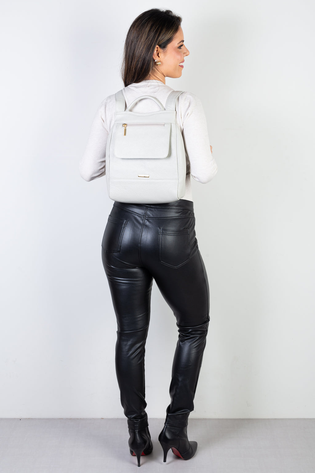 Mochila pequena antifurto couro liso Susan