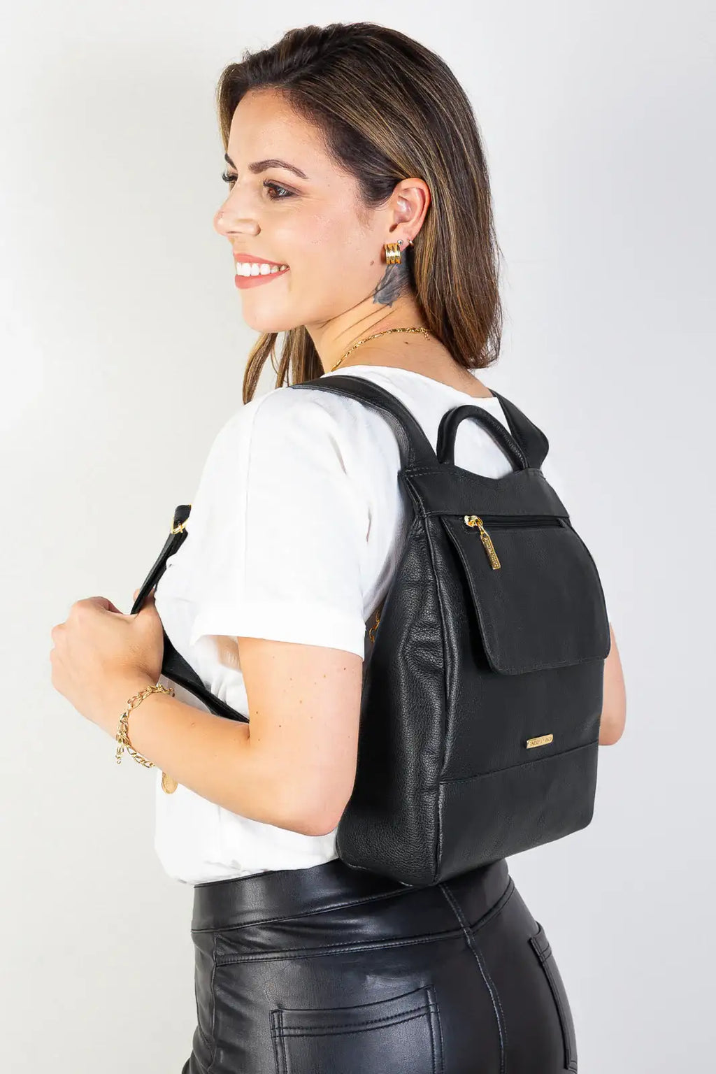 Mochila pequena antifurto couro liso Susan - Enluaze