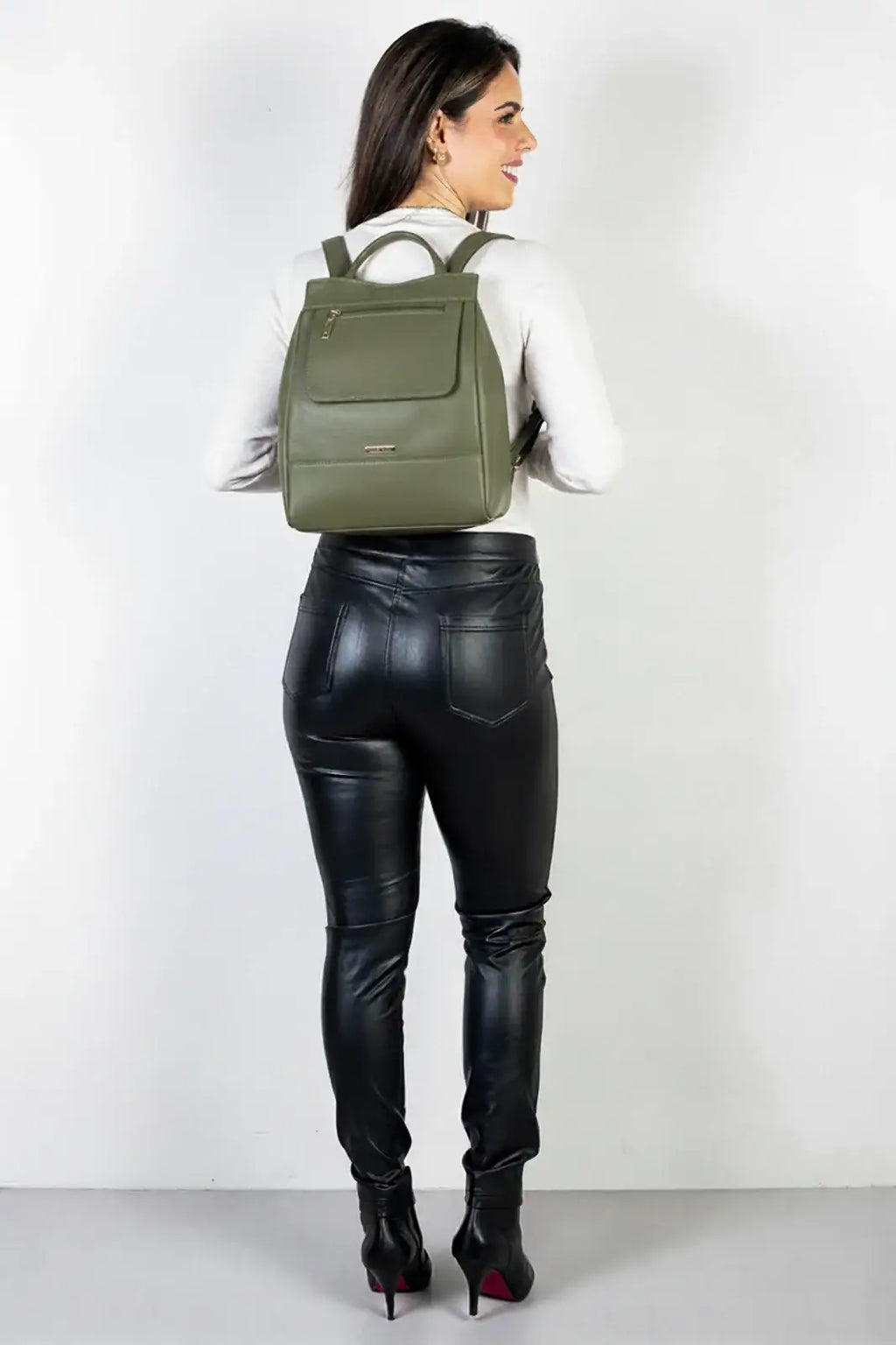 Mochila pequena antifurto couro liso Susan - Enluaze