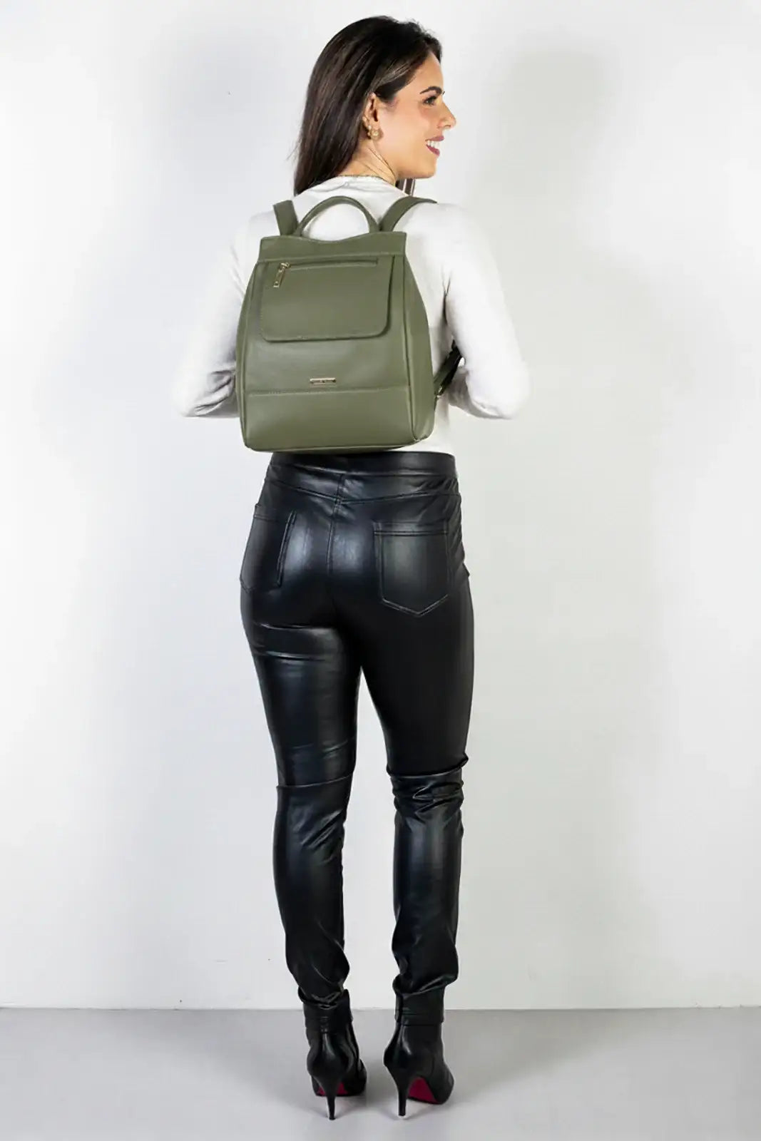 Mochila pequena antifurto couro liso Susan - Enluaze