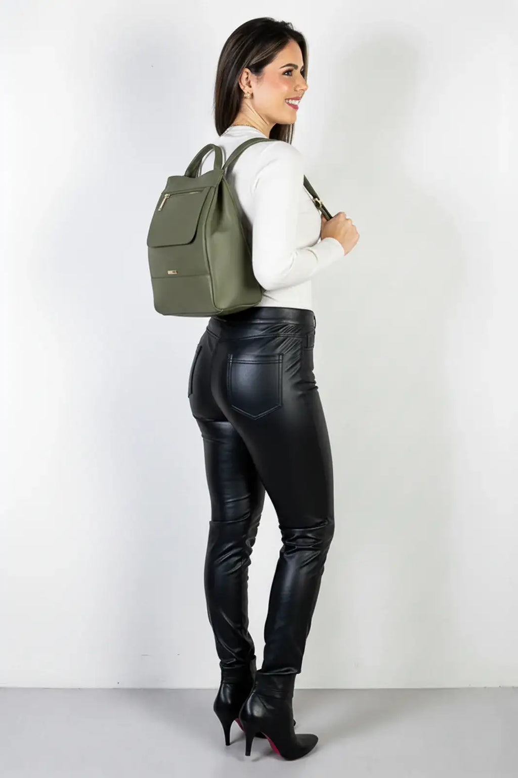 Mochila pequena antifurto couro liso Susan - Enluaze