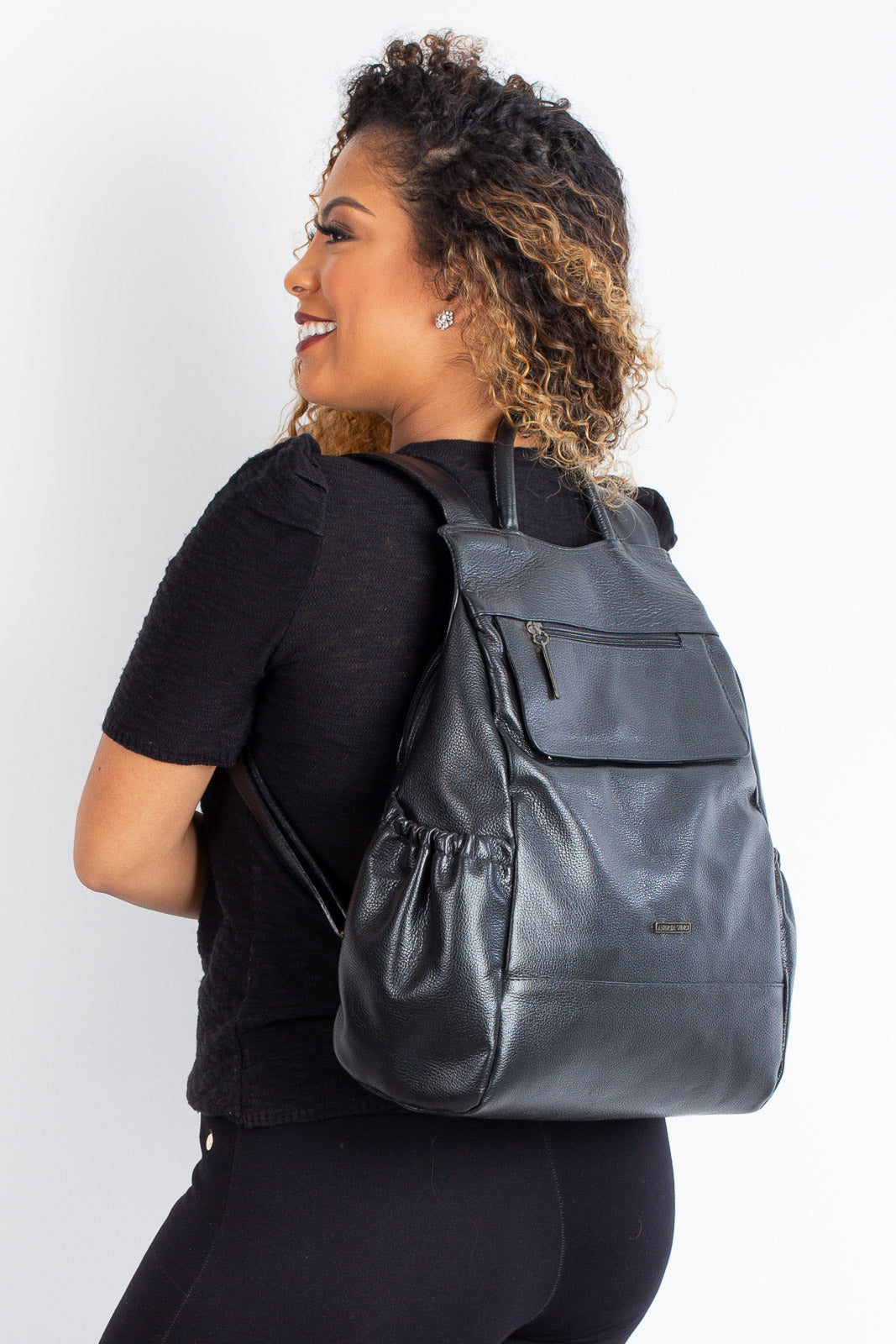 Mochila antifurto de couro liso metais grafite Suelen