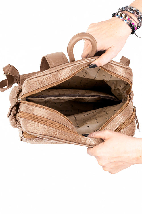 Mochila feminina de couro croco Zaya na cor bege — Enluaze