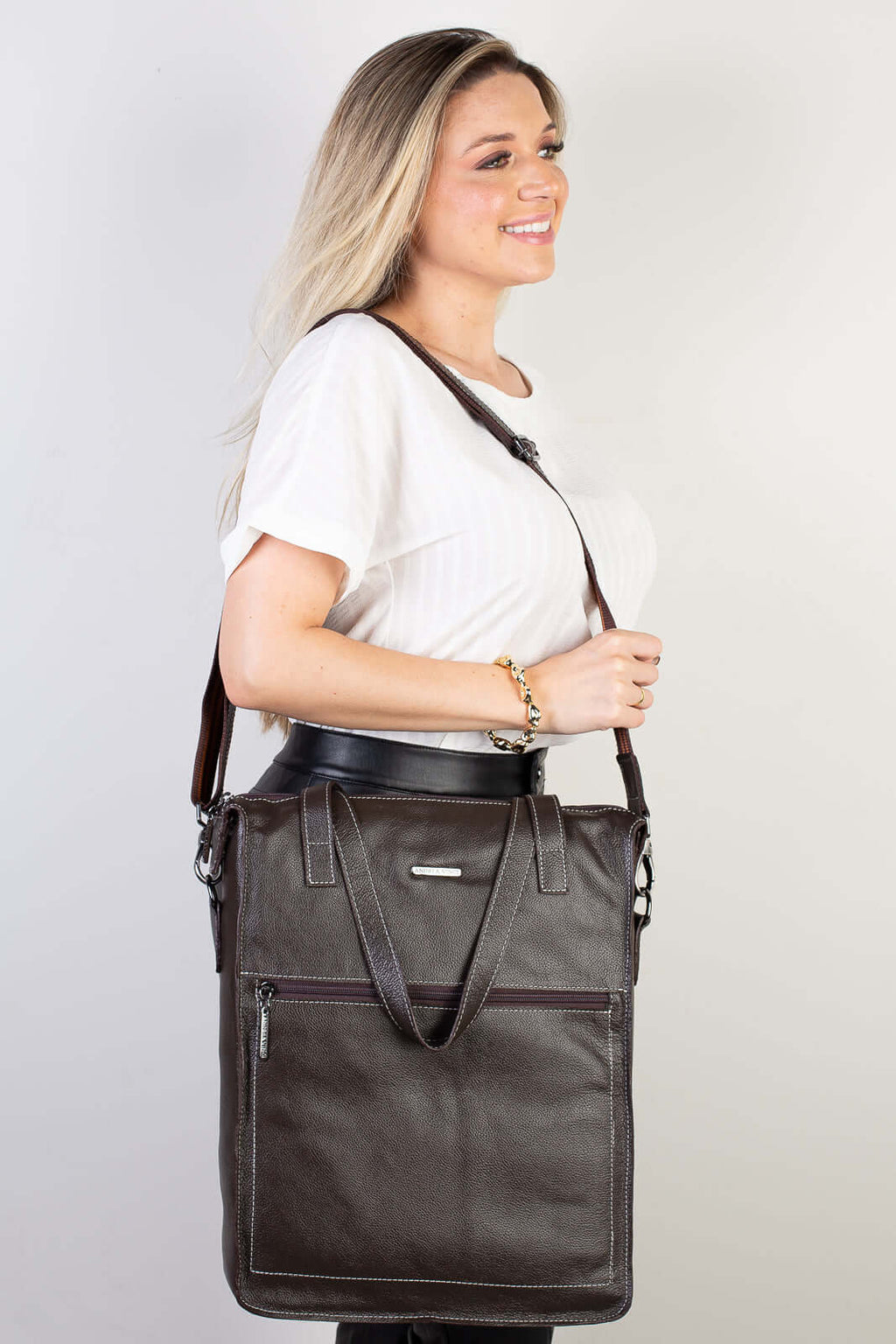 Bolsa para notebook em couro liso metais grafite Sandra - Enluaze