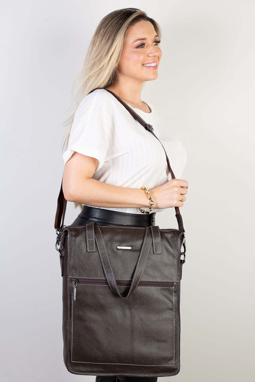 Bolsa para notebook em couro liso metais grafite Sandra - Enluaze