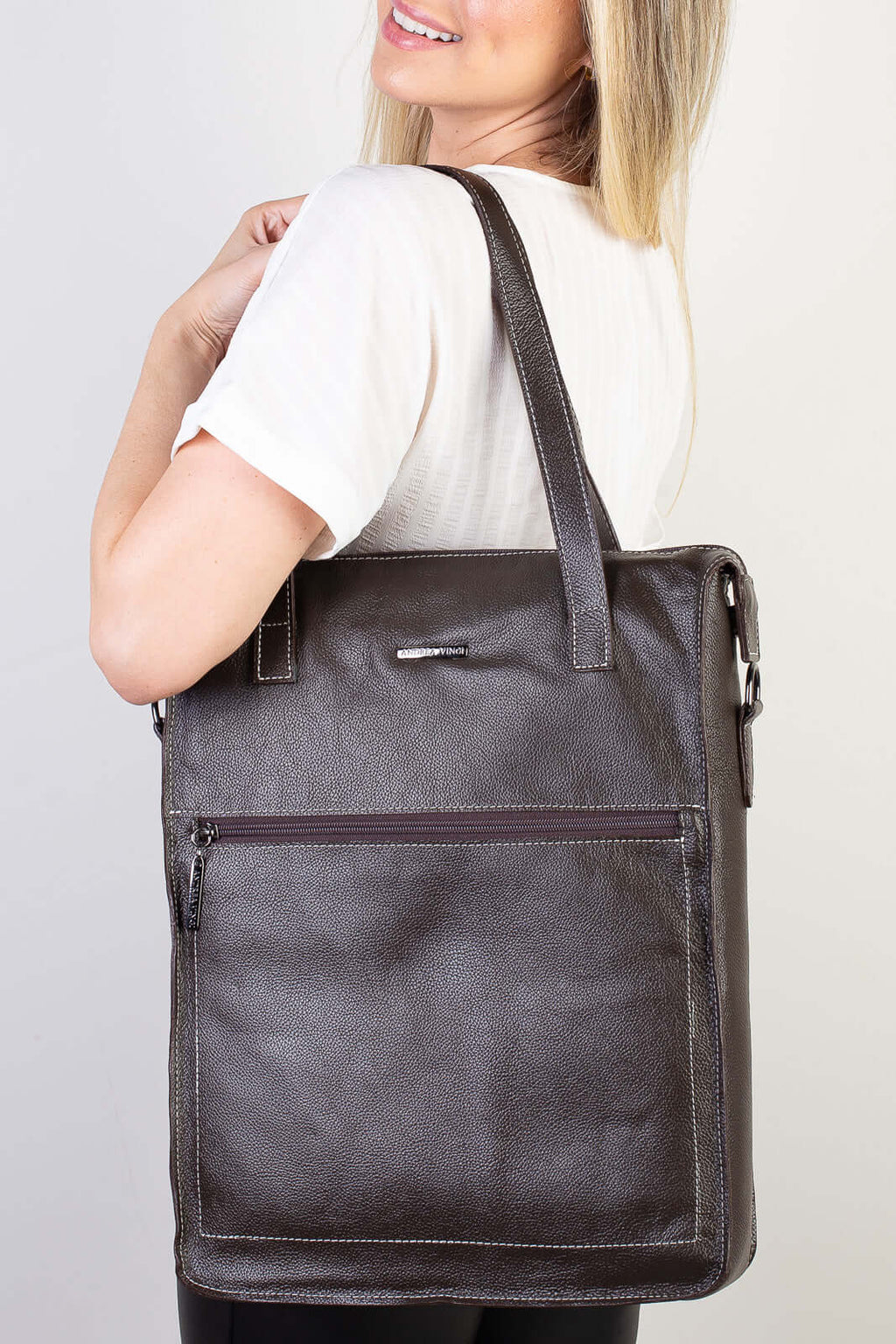 Bolsa para notebook em couro liso metais grafite Sandra - Enluaze