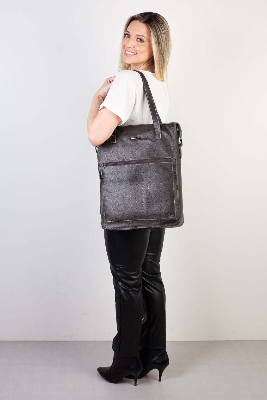 Bolsa para notebook em couro liso metais grafite Sandra - Enluaze