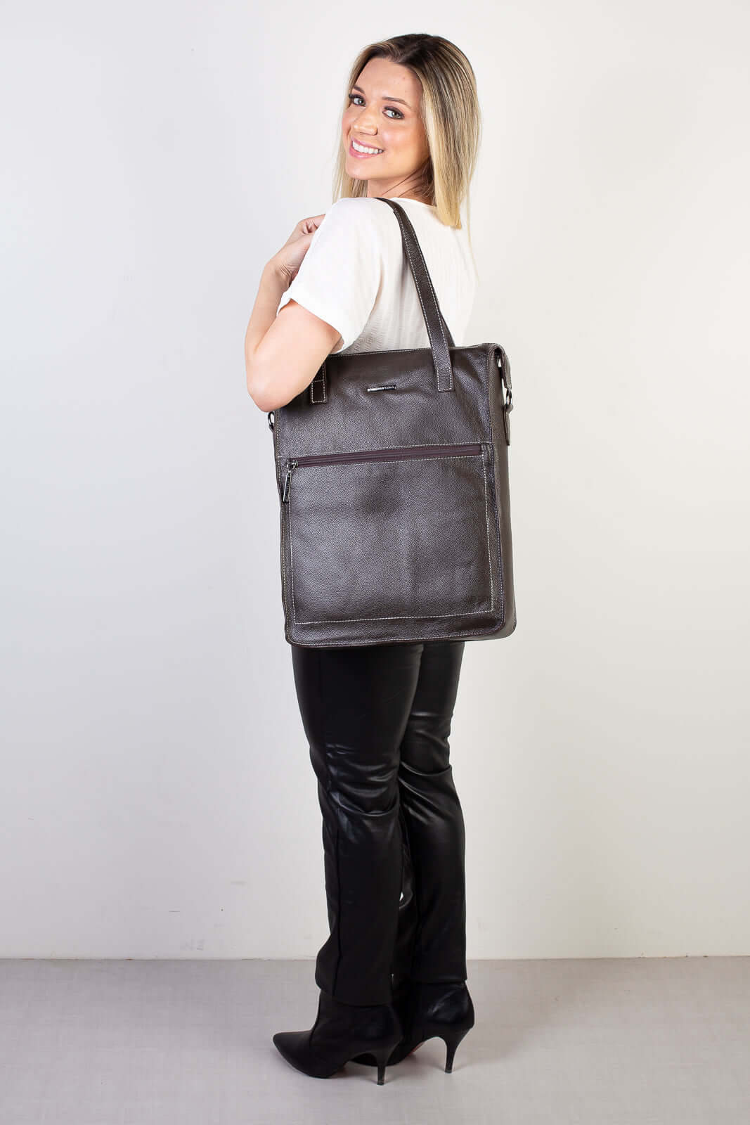 Bolsa para notebook em couro liso metais grafite Sandra - Enluaze