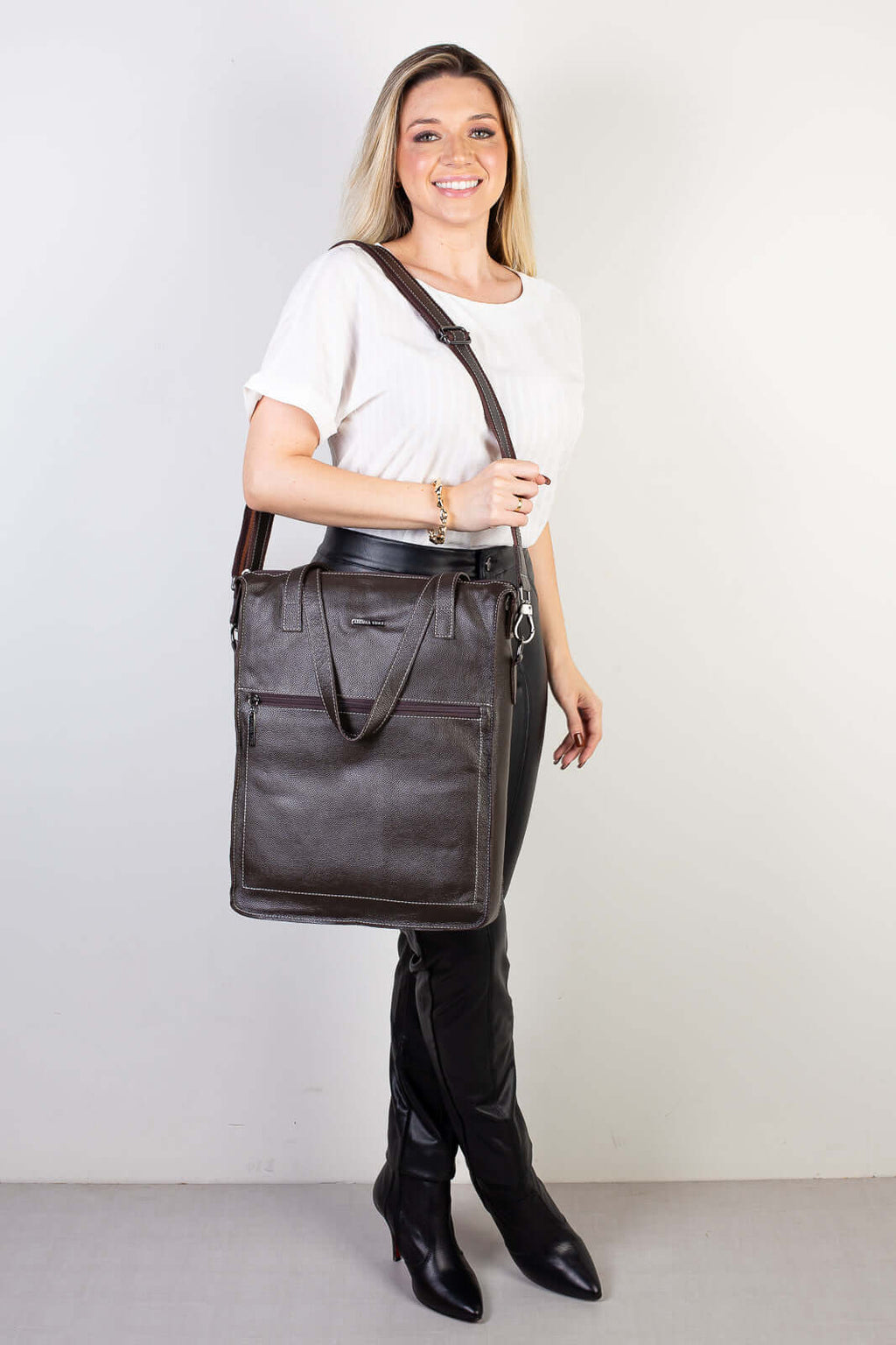 Bolsa para notebook em couro liso metais grafite Sandra - Enluaze