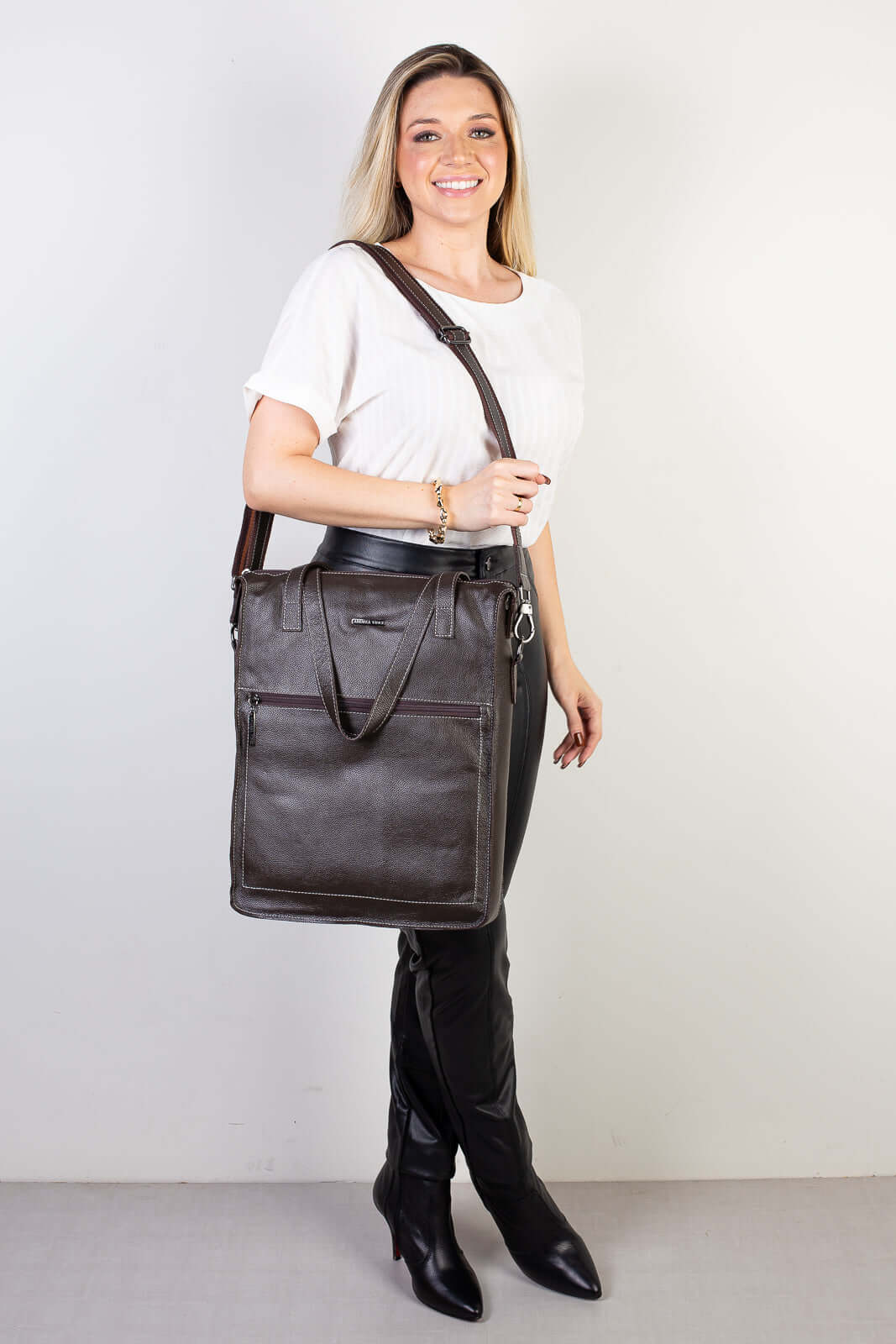 Bolsa para notebook em couro liso metais grafite Sandra - Enluaze