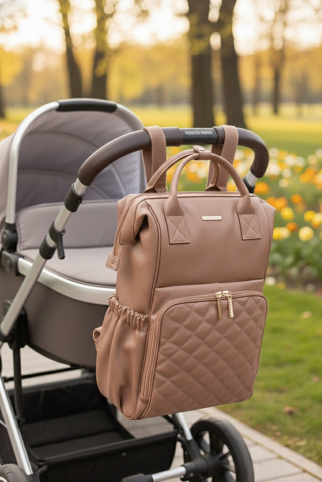 Mochila maternidade multifuncional de couro liso Vitta