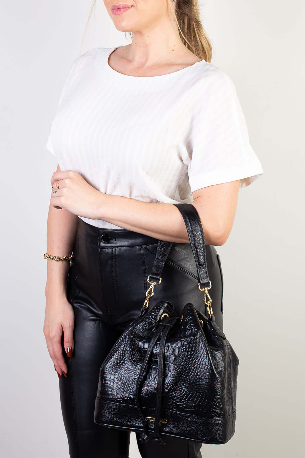 Bolsa saco em couro croco Nadia - Enluaze