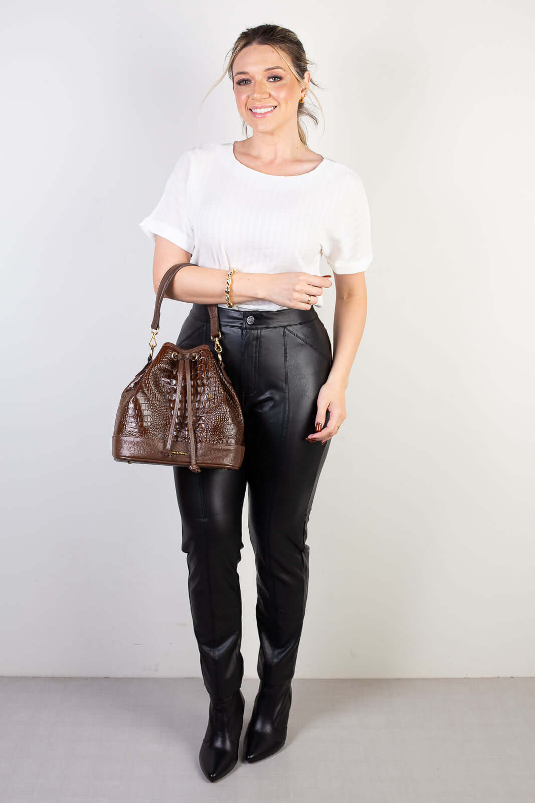 Bolsa saco em couro croco Nadia - Enluaze