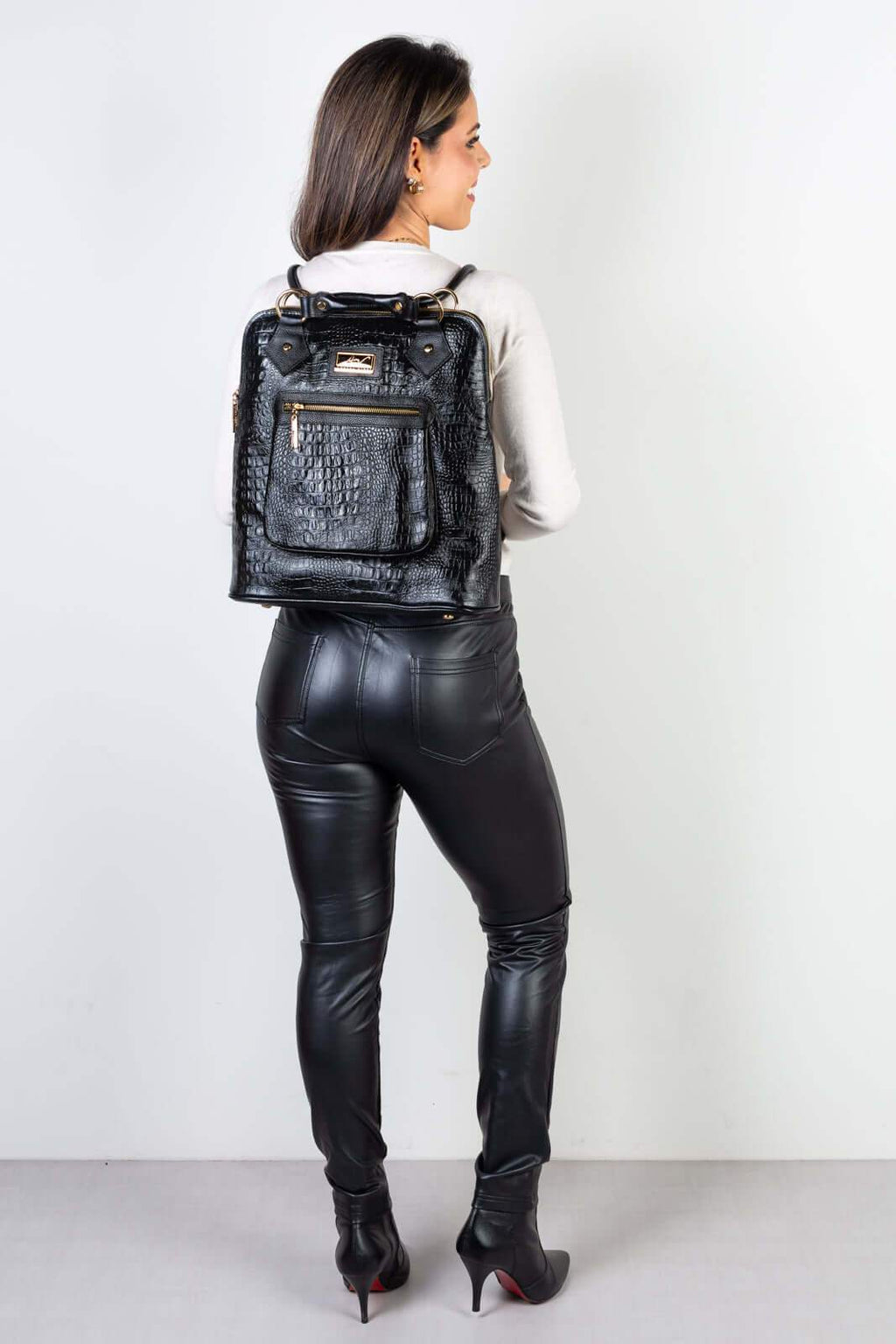 Bolsa mochila de couro croco Lívia - Enluaze