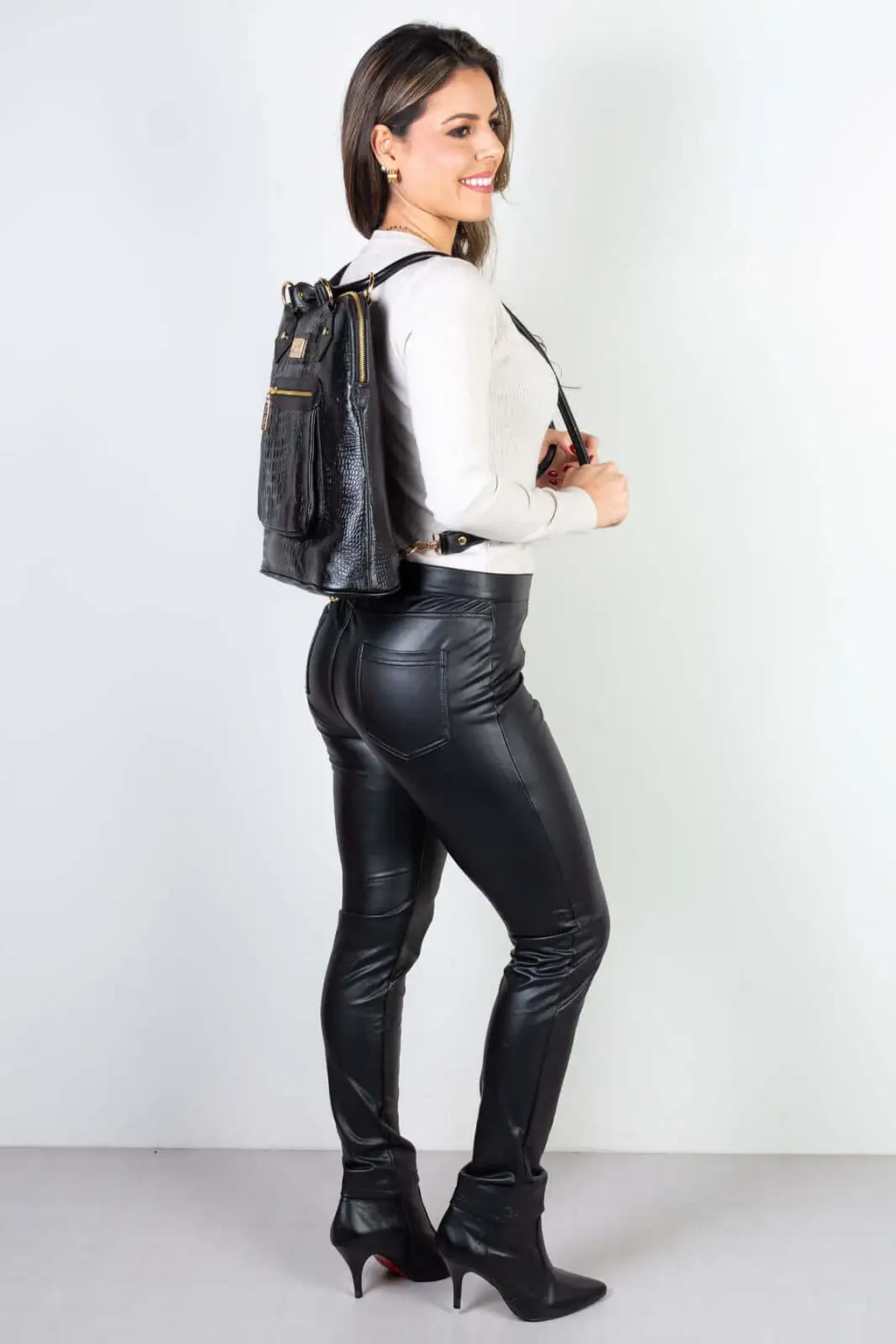 Bolsa mochila de couro croco Lívia - Enluaze