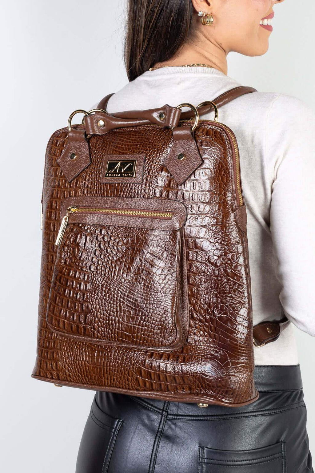 Bolsa mochila de couro croco Lívia - Enluaze