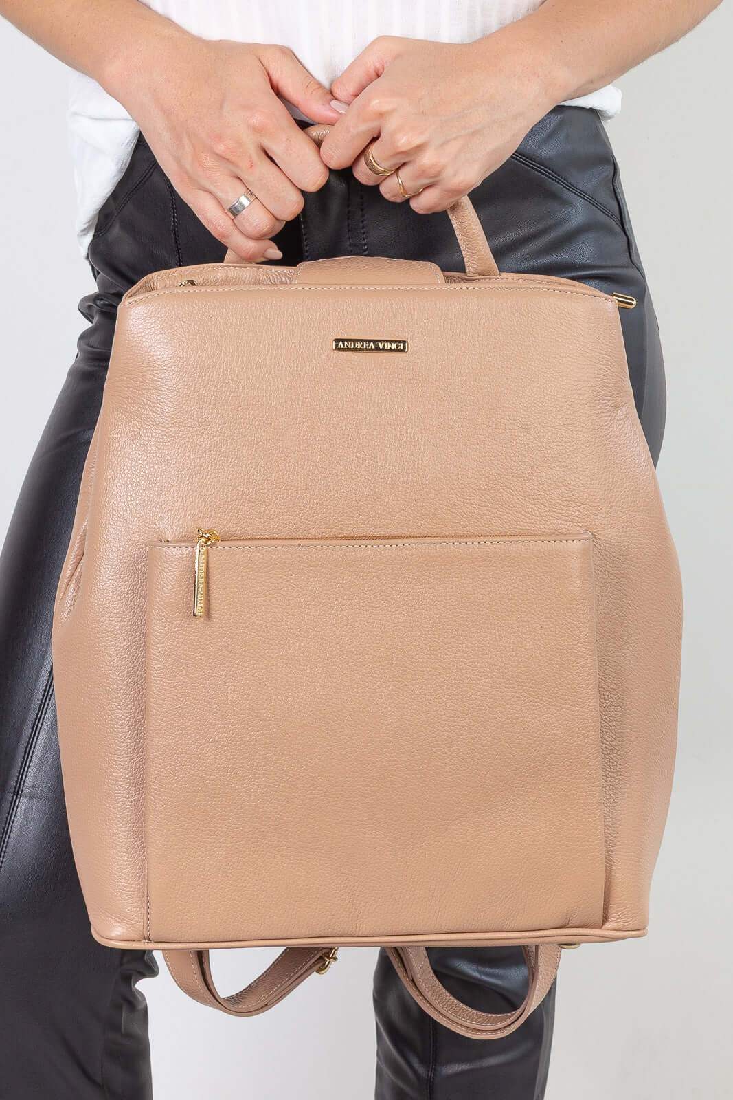 Mochila bolsa slim couro liso antifurto Lavínia - Enluaze