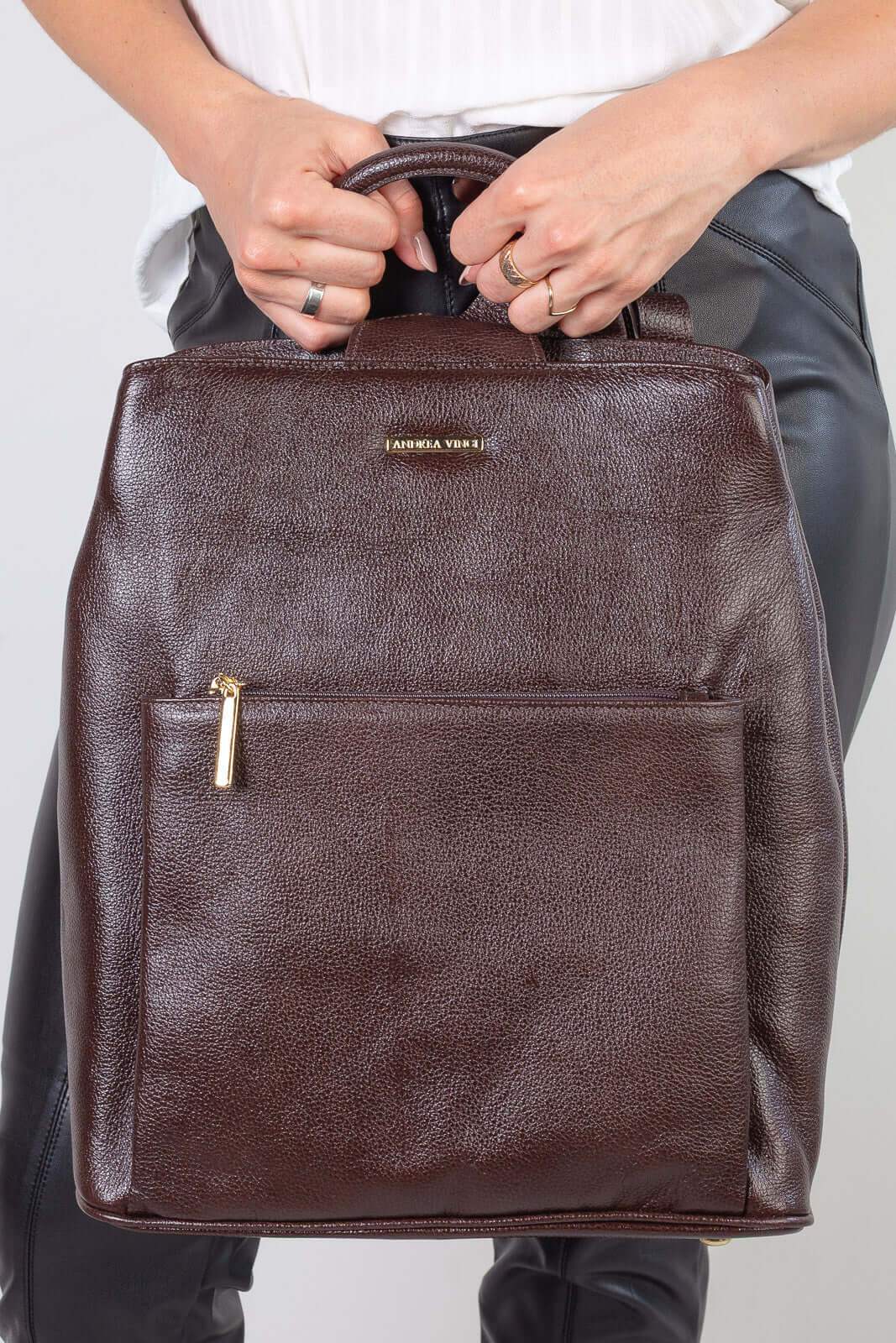 Mochila bolsa slim couro liso antifurto Lavínia - Enluaze