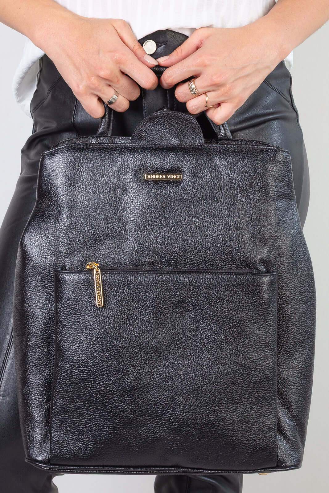 Mochila bolsa slim couro liso antifurto Lavínia - Enluaze