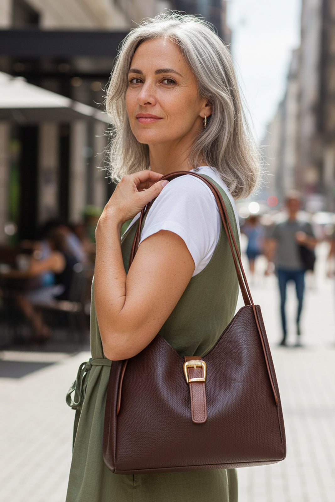 Bolsa de mão em couro liso com fivela Leandra