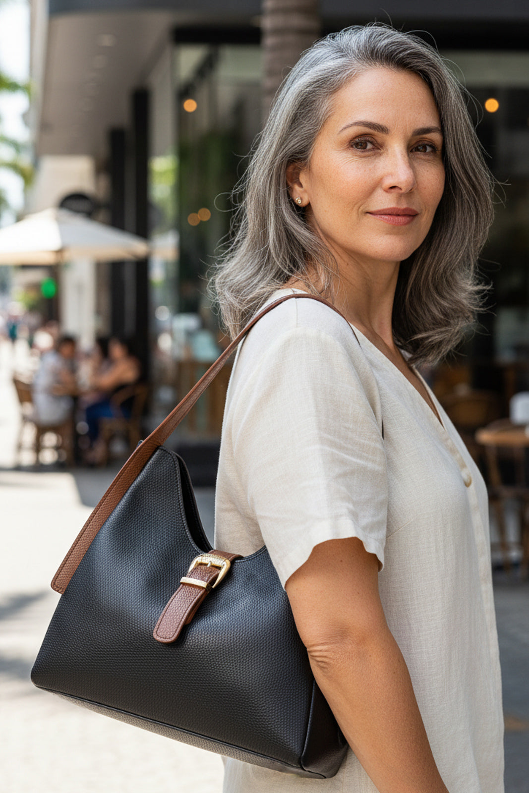 Bolsa de mão em couro liso com fivela Leandra