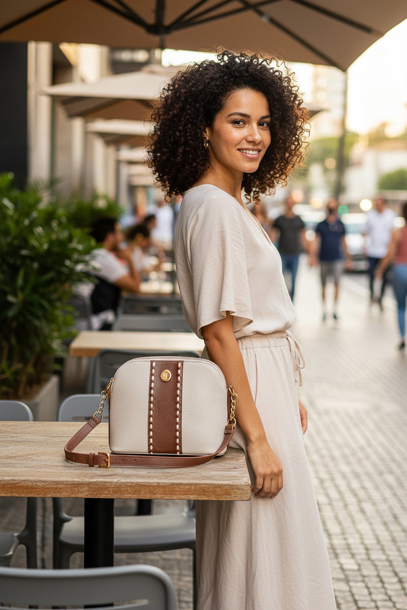 Bolsa transversal detalhe alça com corrente couro liso Pérola