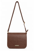 Bolsa transversal de couro liso com tampa Julia na cor whisky — Enluaze
