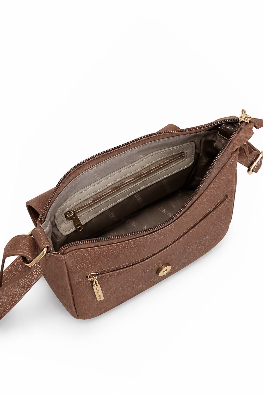 Bolsa transversal de couro liso com tampa Julia na cor whisky — Enluaze, foto 3