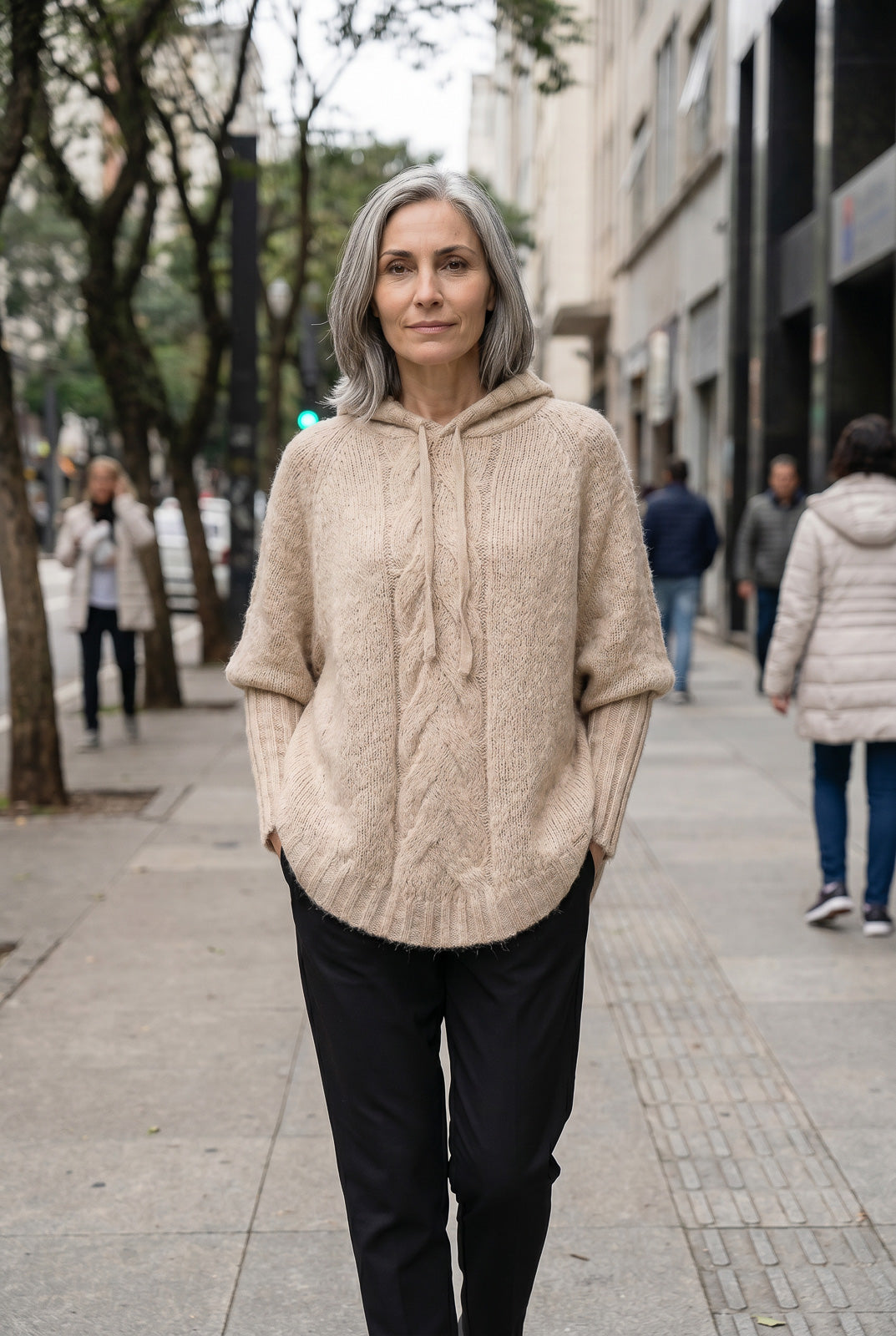 Poncho de tricô com capuz 60012
