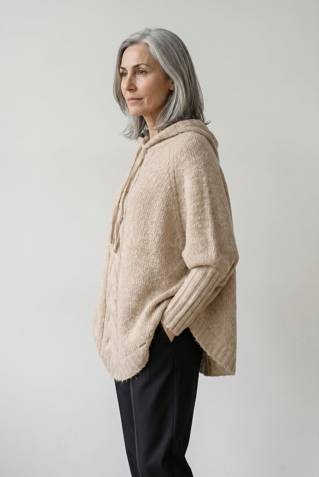 Poncho de tricô com capuz 60012