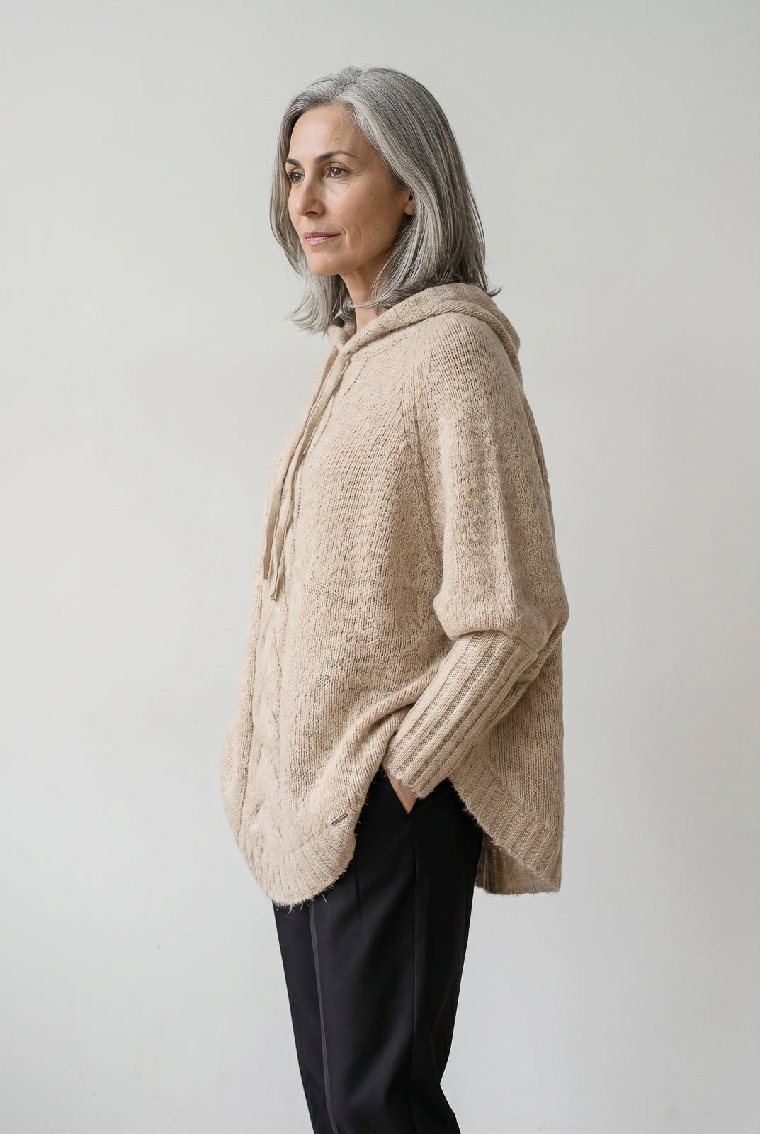 Poncho de tricô com capuz 60012