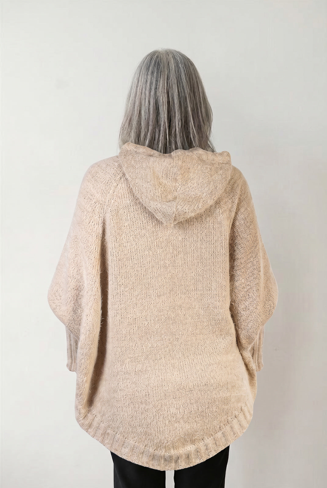 Poncho de tricô com capuz 60012