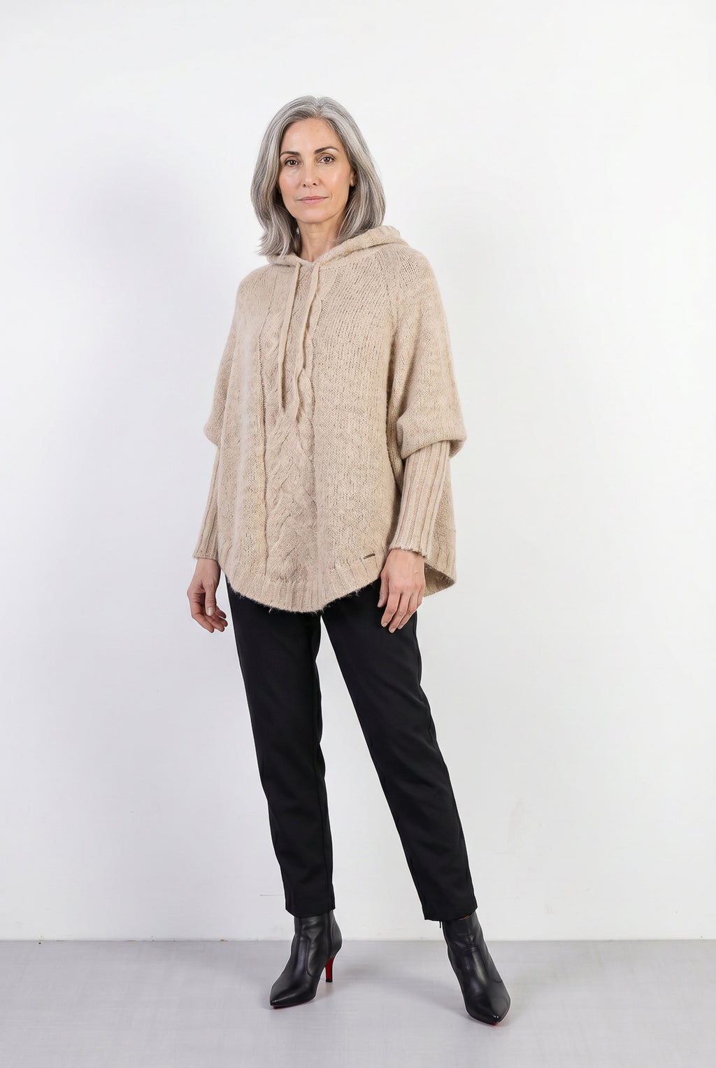 Poncho de tricô com capuz 60012
