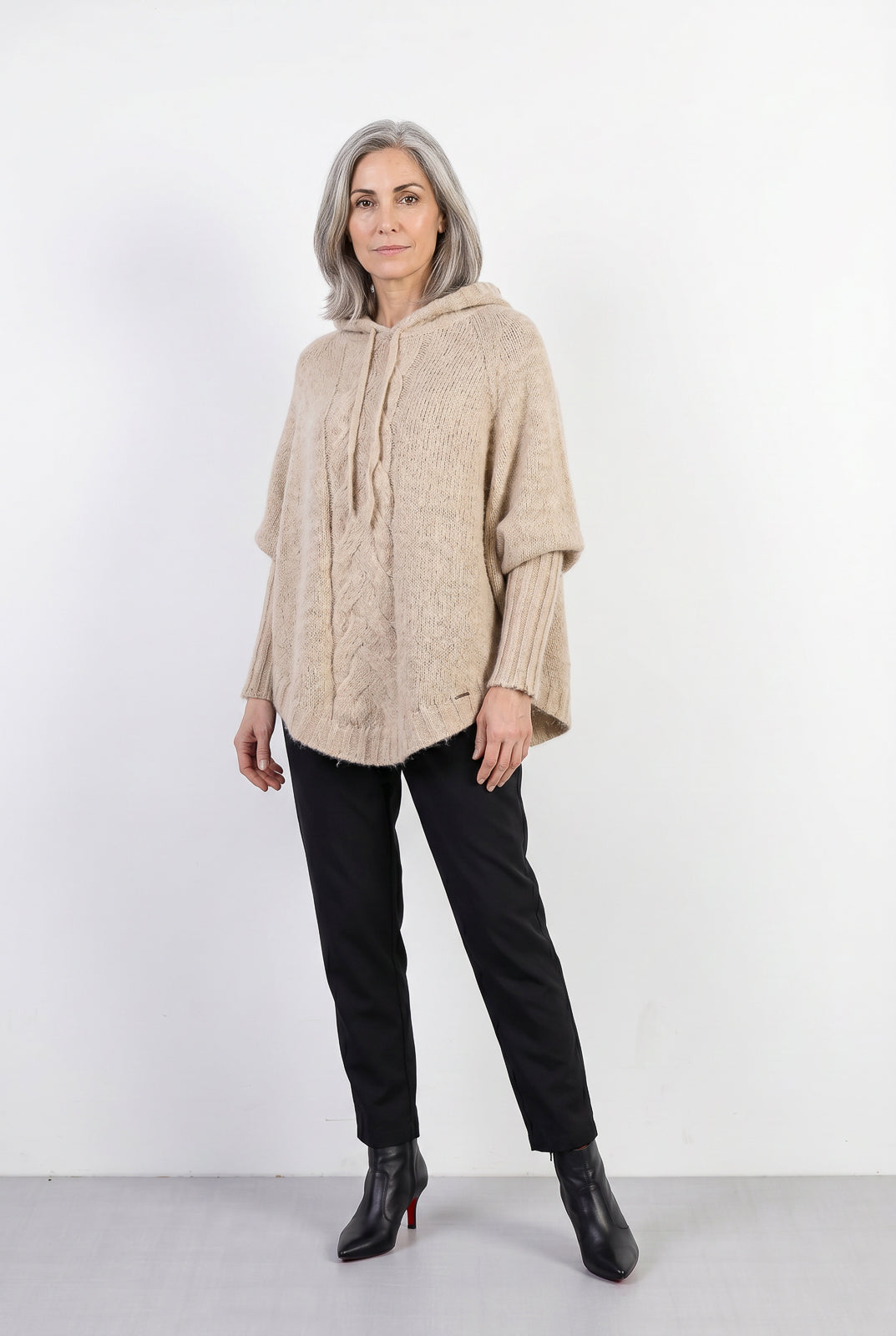 Poncho de tricô com capuz 60012