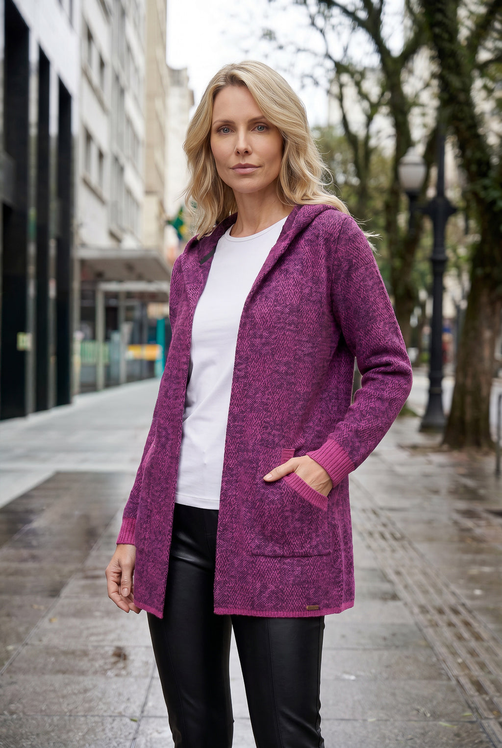 Cardigan de tricô alongado com bolsos e capuz 60015