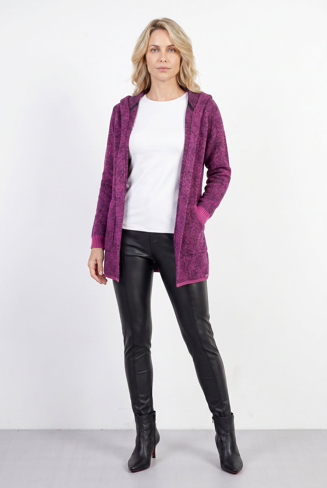 Cardigan de tricô alongado com bolsos e capuz 60015