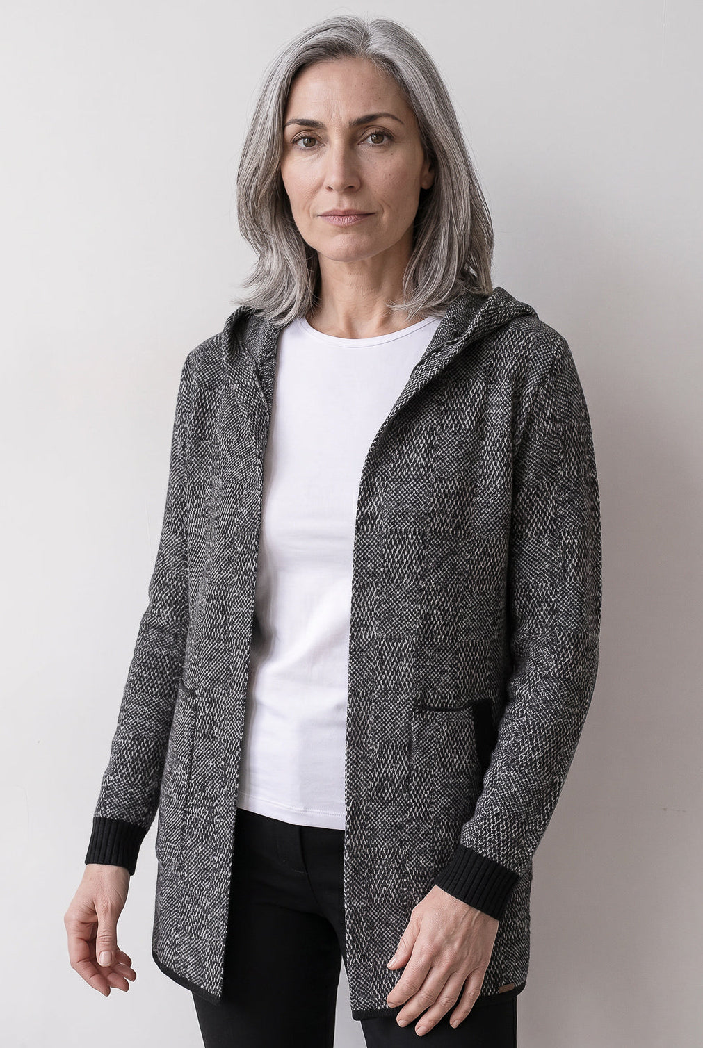 Cardigan de tricô alongado com bolsos e capuz 60015