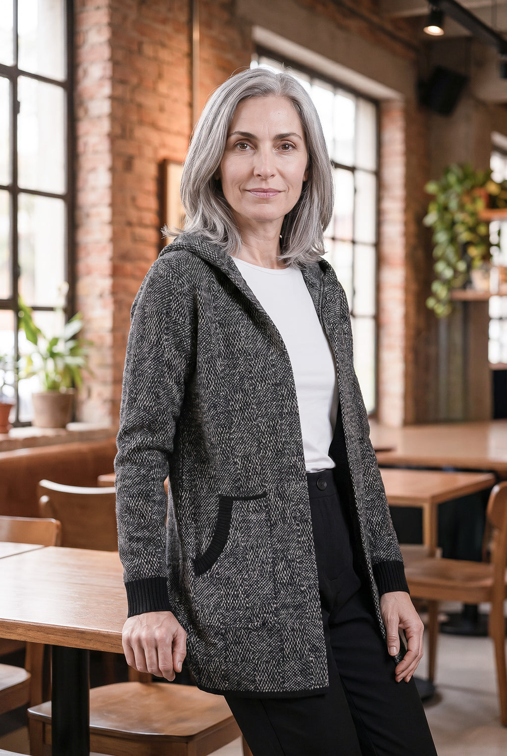 Cardigan de tricô alongado com bolsos e capuz 60015