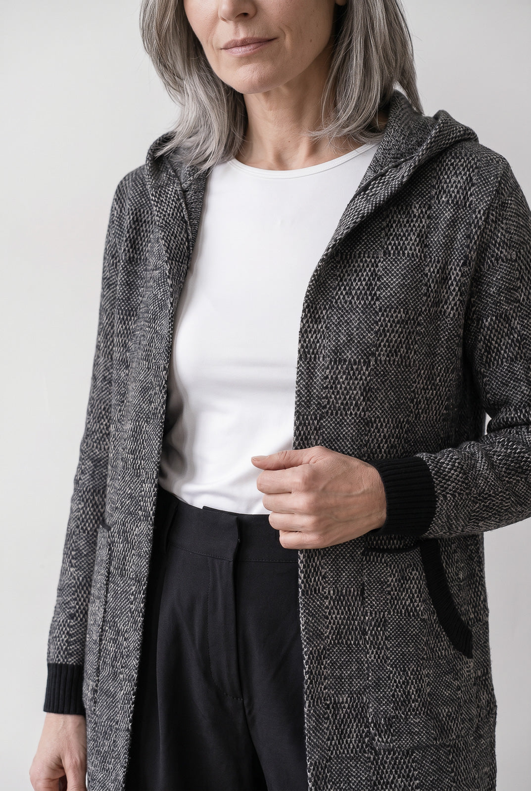 Cardigan de tricô alongado com bolsos e capuz 60015