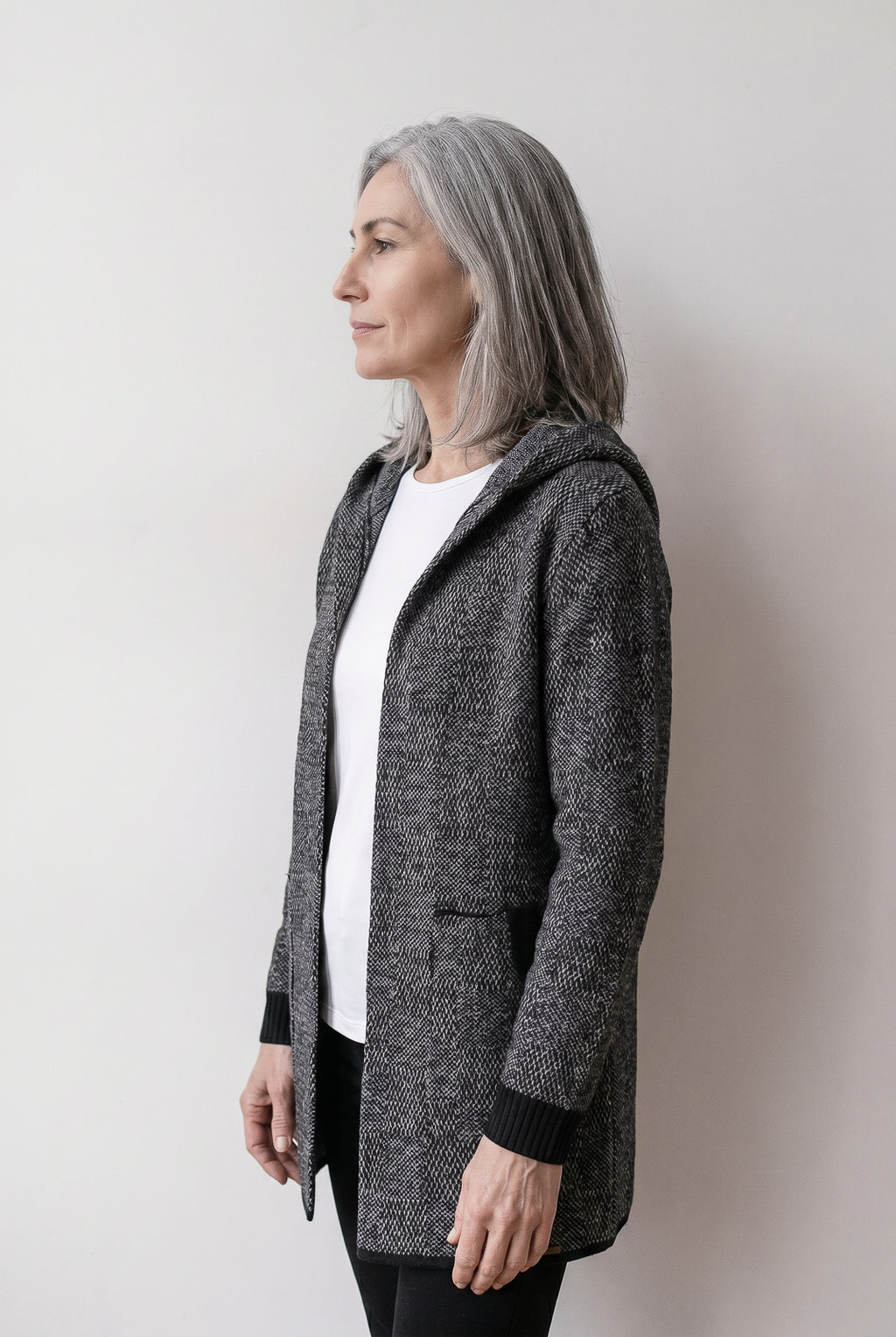 Cardigan de tricô alongado com bolsos e capuz 60015