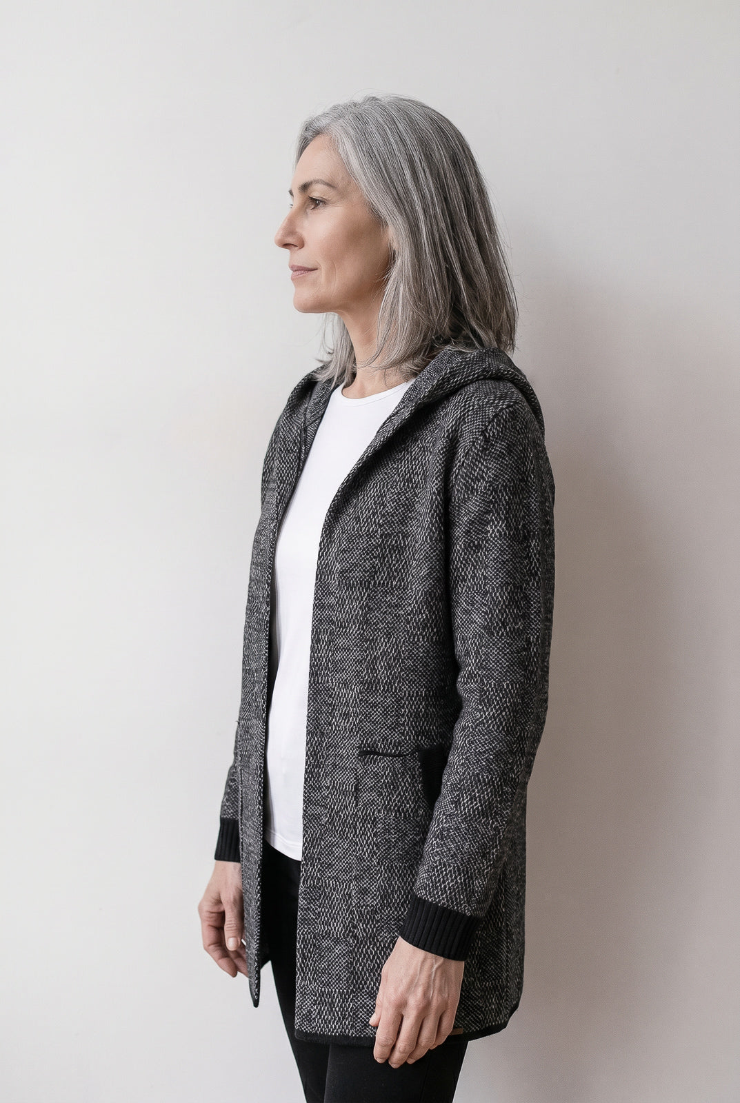 Cardigan de tricô alongado com bolsos e capuz 60015